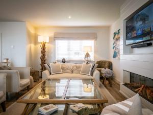 Et opholdsområde på Calm Waters Luxury Beach House