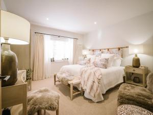 En eller flere senge i et værelse på Calm Waters Luxury Beach House