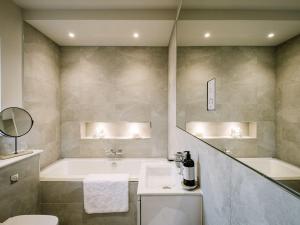 Et badeværelse på Calm Waters Luxury Beach House + 32 billeder