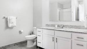 Ένα μπάνιο στο Canal Walk District Apartments by Landing +31 φωτογραφίες