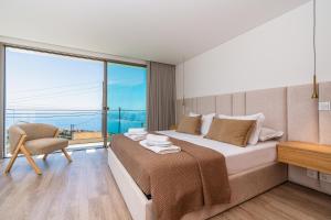 Un dormitorio con una cama grande y una ventana grande en Villa das Neves by AnaLodges, en Estreito da Calheta