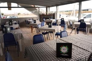 Reštaurácia alebo iné gastronomické zariadenie v ubytovaní Hotel El Cruce Chauchina