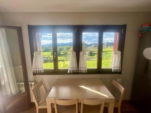 ein Tisch und Stühle in einem Zimmer mit Fenster in der Unterkunft La casa roja de Ovio in Picones + 43 Fotos