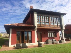 ein kleines Haus mit einem roten in der Unterkunft La casa roja de Ovio in Picones