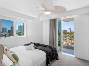 ゴールドコーストにあるModern 2Bed2BA, Heated Pool, BBQ, Balcony M27のベッドと天井扇風機のある寝室 +17枚の写真