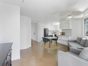 ゴールドコーストにあるModern 2Bed2BA, Heated Pool, BBQ, Balcony M27のソファとテーブルのあるリビングルーム