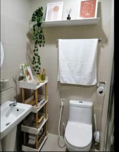 Koupelna v ubytování Vistaro Stays at Fame Residences