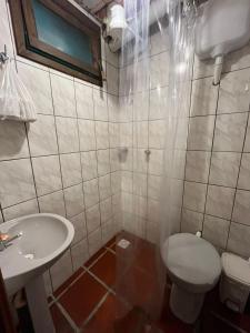 un bagno con un water e un lavandino di Tekoah Pousada a Paranaguá