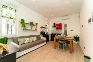 una sala de estar con un sofá y una mesa en Appartamento Green House, en Turín