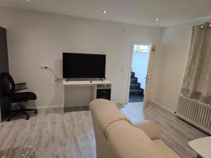 Μια τηλεόραση ή/και κέντρο ψυχαγωγίας στο 1-Zimmer Woh Souterrainwohnung
