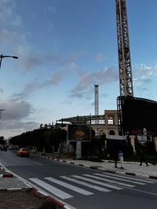 eine Stadtstraße mit einem Gebäude mit einem Kran in der Unterkunft Kantoui apartment in Kasnadar + 3 Fotos