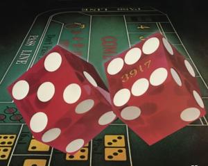 Dos fichas de póquer rojas en un tablero de juego en MGM Signature-22-711 Strip View Jacuzzi Studio, en Las Vegas