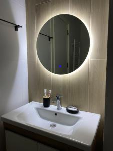 Cozy Apartment For Daily Rent في تبليسي: حمام مع حوض ومرآة +12 صورة