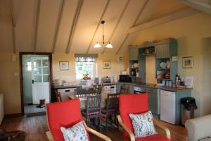 O bucătărie sau chicinetă la St Brandon House Country Cottages +17 fotografii