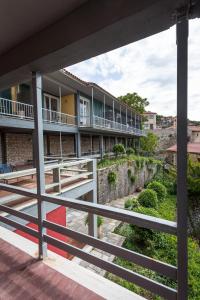 uma vista a partir da varanda de um edifício em Theoxenia Hotel em Andrítsaina