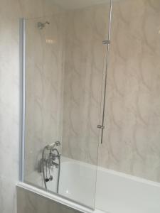 una doccia con una porta in vetro in un bagno di Tigh a Chaolais, Bosta House, Isle of Lewis  Altre 36 foto