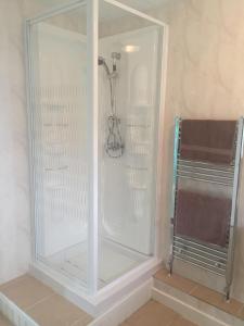una doccia con una porta in vetro in un bagno di Tigh a Chaolais, Bosta House, Isle of Lewis 