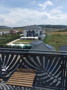 una vista dal balcone di una casa di Studio Andrei a Baile Felix