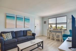 セント・ピート・ビーチにあるSteps to St Pete Beach Condo with Pool Accessのギャラリーの写真