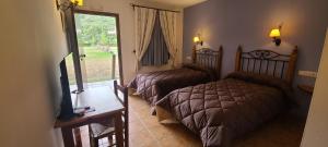 Postel nebo postele na pokoji v ubytování Posada el Camino Almonaster
