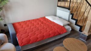 CofiñalにあるCasa La Fragua 3のテーブル付きの部屋の赤いベッド1台