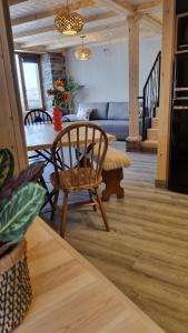 CofiñalにあるCasa La Fragua 3のテーブルとソファのあるリビングルーム