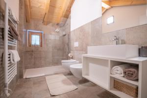 un bagno con un lavandino bianco e un water di B&B Ca' Serena wine retreat a Ledro Altre 39 foto