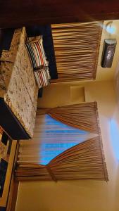 een bovenaanzicht van een plafond met een paraplu bij Royal one cottage in Islamabad