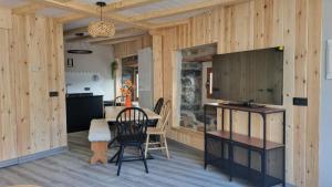 CofiñalにあるCasa La Fragua 3のテーブルとテレビのあるリビングルーム +15枚の写真