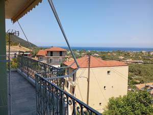 un balcone di una casa con vista sull'oceano di Maria's Cottage a Città di Lefkada