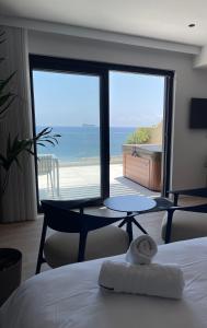 ein Schlafzimmer mit Bett und Blick auf das Meer in der Unterkunft R Lapsi Guesthouse in Siġġiewi