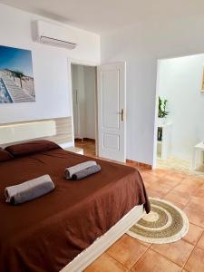 a bedroom with a bed with two pillows on it at Alojamiento Vacacional con balcón La Vela in Puerto Calero