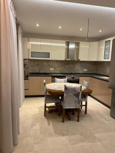Dapur atau dapur kecil di Rozi Apartment +1 gambar