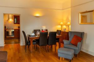 ein Esszimmer mit Tisch und Stühlen in der Unterkunft St Andrews Apartments in Maidstone + 6 Fotos