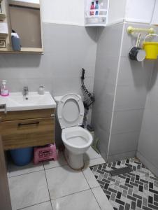 un piccolo bagno con un water e un lavandino di Appartement 5 min à gare Bouskoura & Hôpital Mohamed 6 a Bouskoura Altre 10 foto