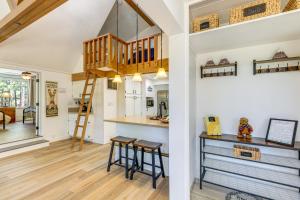 eine Küche und ein Wohnzimmer mit einer Treppe und einer Theke in der Unterkunft Trail Access and Snow Hill On-Site Big Bear Gem in Big Bear City