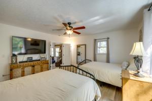 ein Schlafzimmer mit zwei Betten und einem Deckenventilator in der Unterkunft Trail Access and Snow Hill On-Site Big Bear Gem in Big Bear City