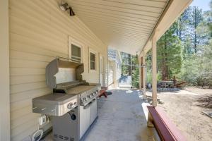 eine Außenküche mit Grill an der Seite eines Hauses in der Unterkunft Trail Access and Snow Hill On-Site Big Bear Gem in Big Bear City + 16 Fotos