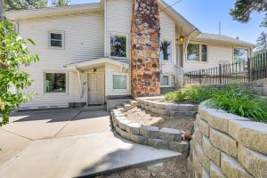 ein Haus mit einer Ziegelsäule und einer Steinmauer in der Unterkunft Trail Access and Snow Hill On-Site Big Bear Gem in Big Bear City