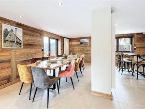 a dining room with a long table and chairs at Chalet Savoyard de Luxe pour 14 personnes avec sauna et animaux admis - FR-1-267-311 in La Toussuire +9 photos
