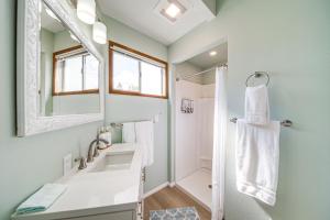 ein Badezimmer mit Waschbecken und Spiegel in der Unterkunft Less Than 1 Mi to Lake Washington Peaceful Apt in Kenmore in Kenmore + 19 Fotos