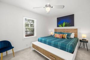 Giường trong phòng chung tại The Hyde Out - Cute Hyde Park Home with Private Hot Tub +26 ảnh