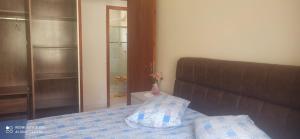 a bedroom with a bed and a vase with flowers at Casa Residencial Inteira in São José dos Pinhais