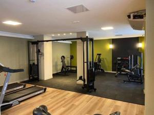 une salle de sport avec plusieurs tapis de course et appareils d'exercice dans l'établissement São Pedro Thermas Resort, à São Pedro