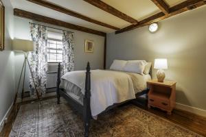 ロックポートにあるThe Perch featuring Elevated Harbor Views in Rockportのベッドと窓のある寝室