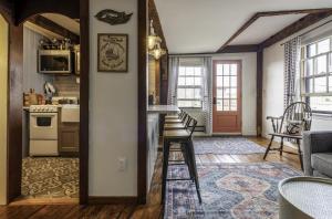 ロックポートにあるThe Perch featuring Elevated Harbor Views in Rockportのテーブルと椅子のあるキッチンとリビングルーム