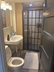 ロックポートにあるThe Perch featuring Elevated Harbor Views in Rockportのトイレ、洗面台、シャワー付きのバスルーム +19枚の写真