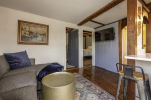 ロックポートにあるThe Perch featuring Elevated Harbor Views in Rockportのソファとテーブルのあるリビングルーム