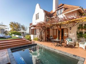 een huis met een zwembad voor een huis bij Acorn House in Kaapstad