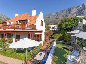 een luchtzicht op een huis met tafels en parasols bij Acorn House in Kaapstad